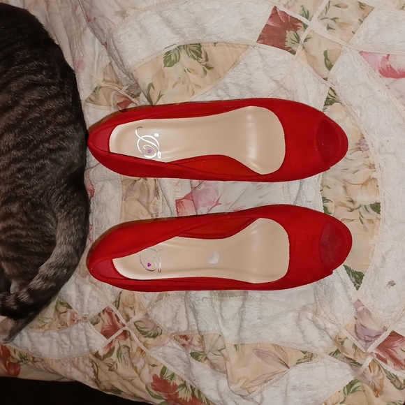 Red stilettos - Picture 2 of 3